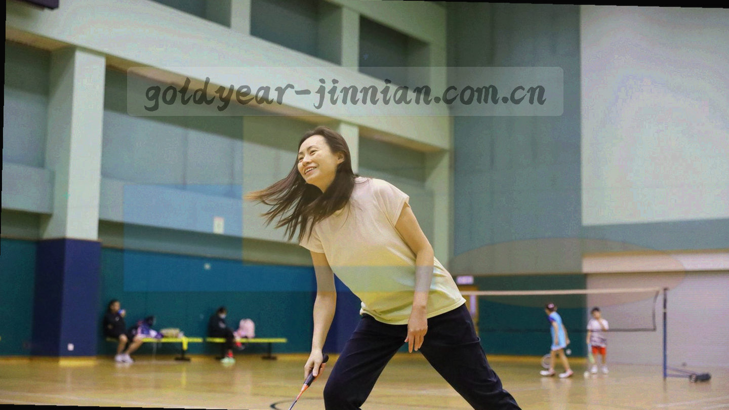 不同城市体育场外景拼接成的抽象构图，色调统一为墨绿与暖橙